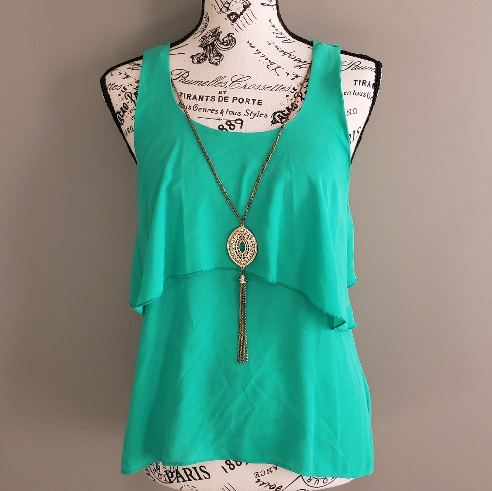 Sleeveless Blouse With Necklace